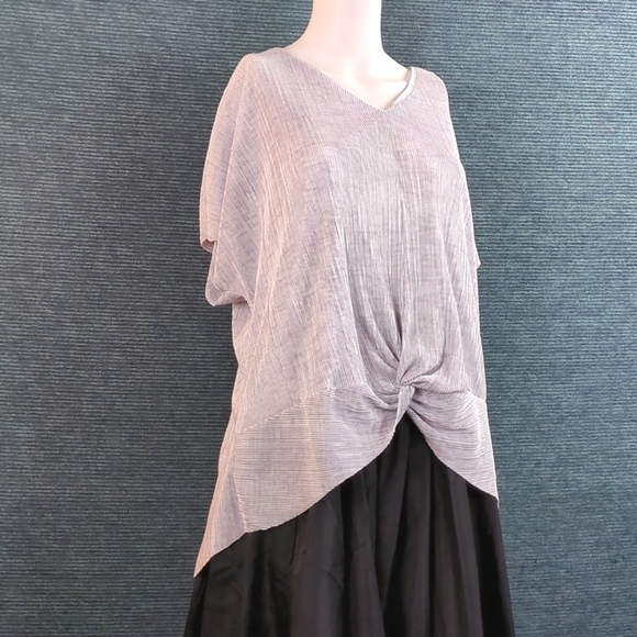 Dana Buchman Blouse Beautifully Elegant! - Picture 3 of 11